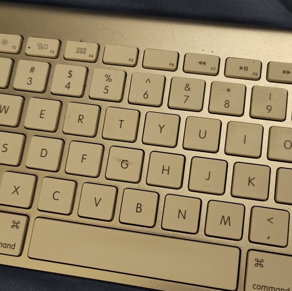 Like-New APPLE Wireless Keyboard - Picture 2 of 9